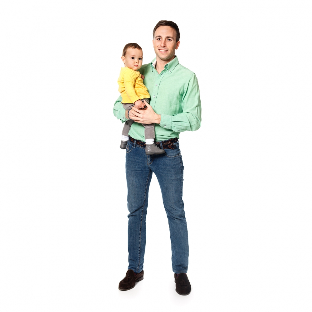 Imagen en la que se ve un padre sosteniendo a su hijo en brazos