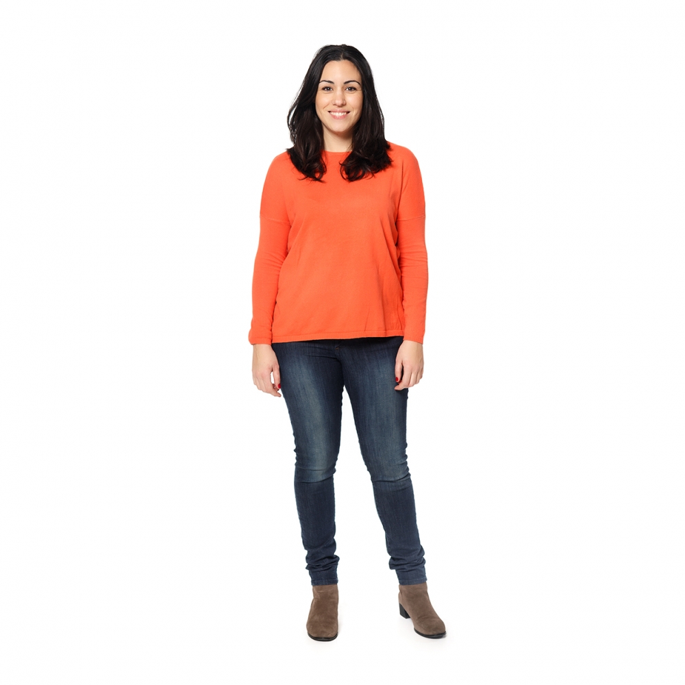 Imagen en la que se ve una mujer de cuerpo entero