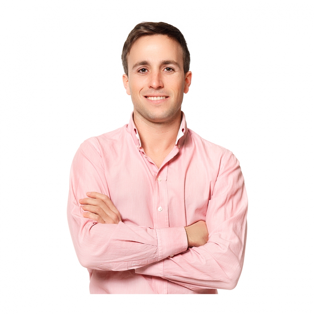 Imagen en la que se un hombre de medio cuerpo