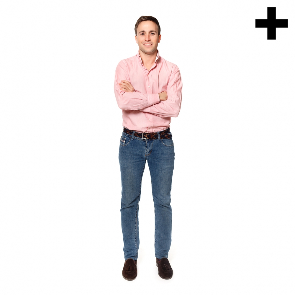 Imagen en la que se ve un hombre de cuerpo entero