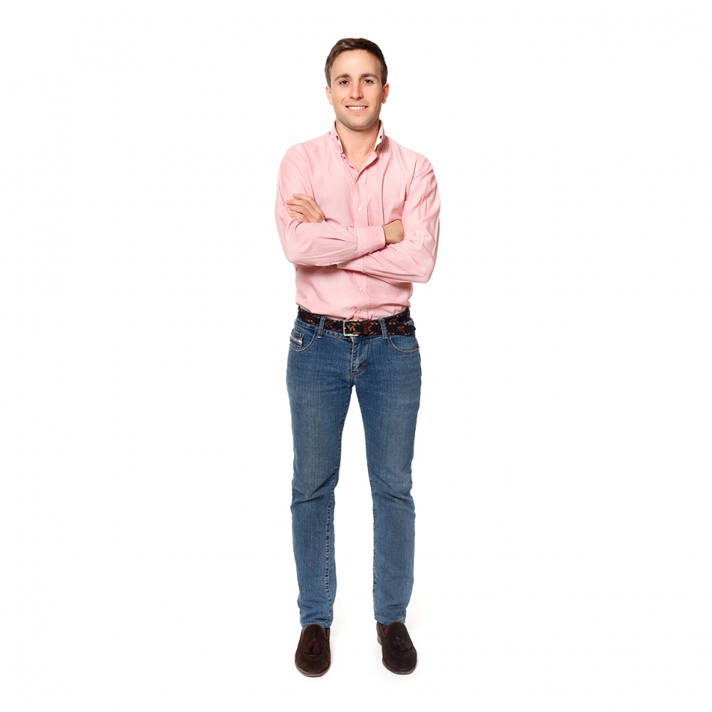 Imagen en la que se ve un hombre de cuerpo entero