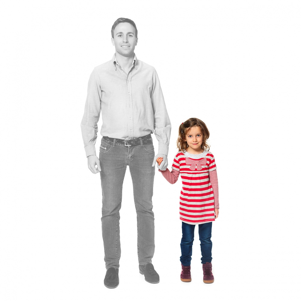 Imagen en la que se ve una hija de la mano de su padre