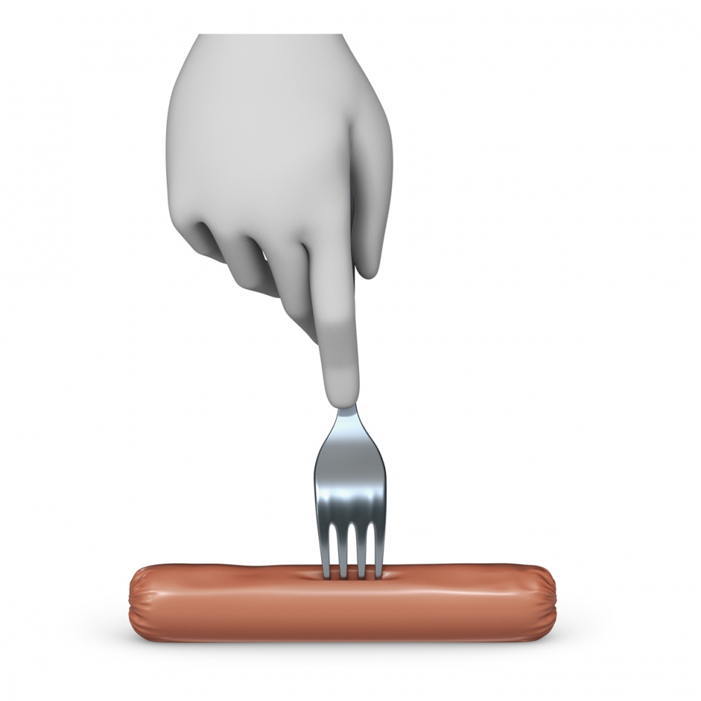 Imagen en la que se ve una mano pinchando una salchicha con un tenedor