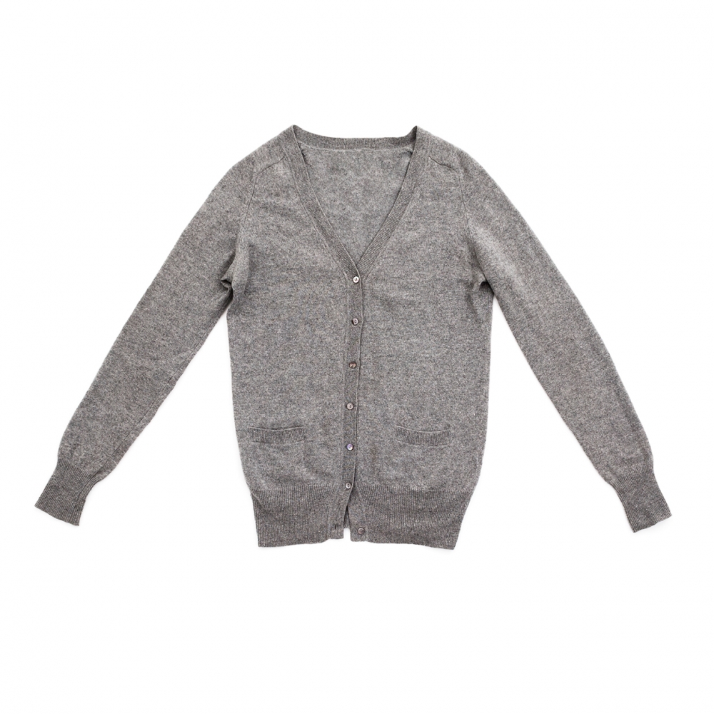 Imagen en la que se ve una chaqueta de color gris