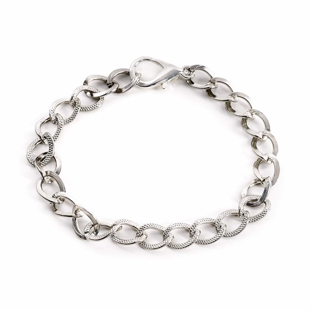 Imagen en la que se ve una pulsera de plata