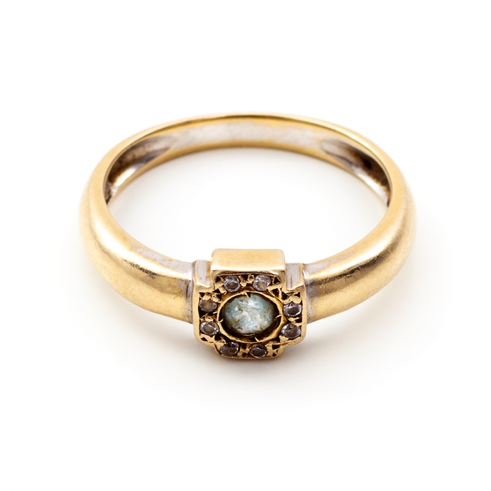 Imagen en la que se ve un anillo de oro