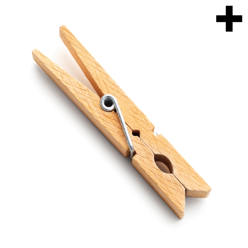 Imagen en la que se ve el plural del concepto pinza de madera