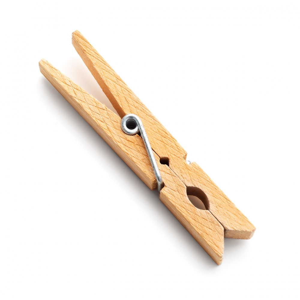 Imagen en la que se ve una pinza de madera