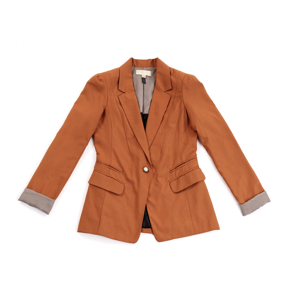 Imagen en la que se ve una chaqueta americana de mujer