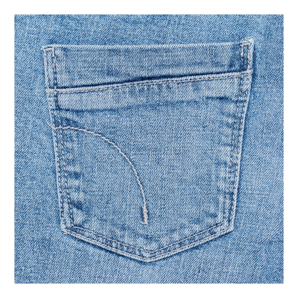 Imagen en la que se ve el bolsillo de un pantalón