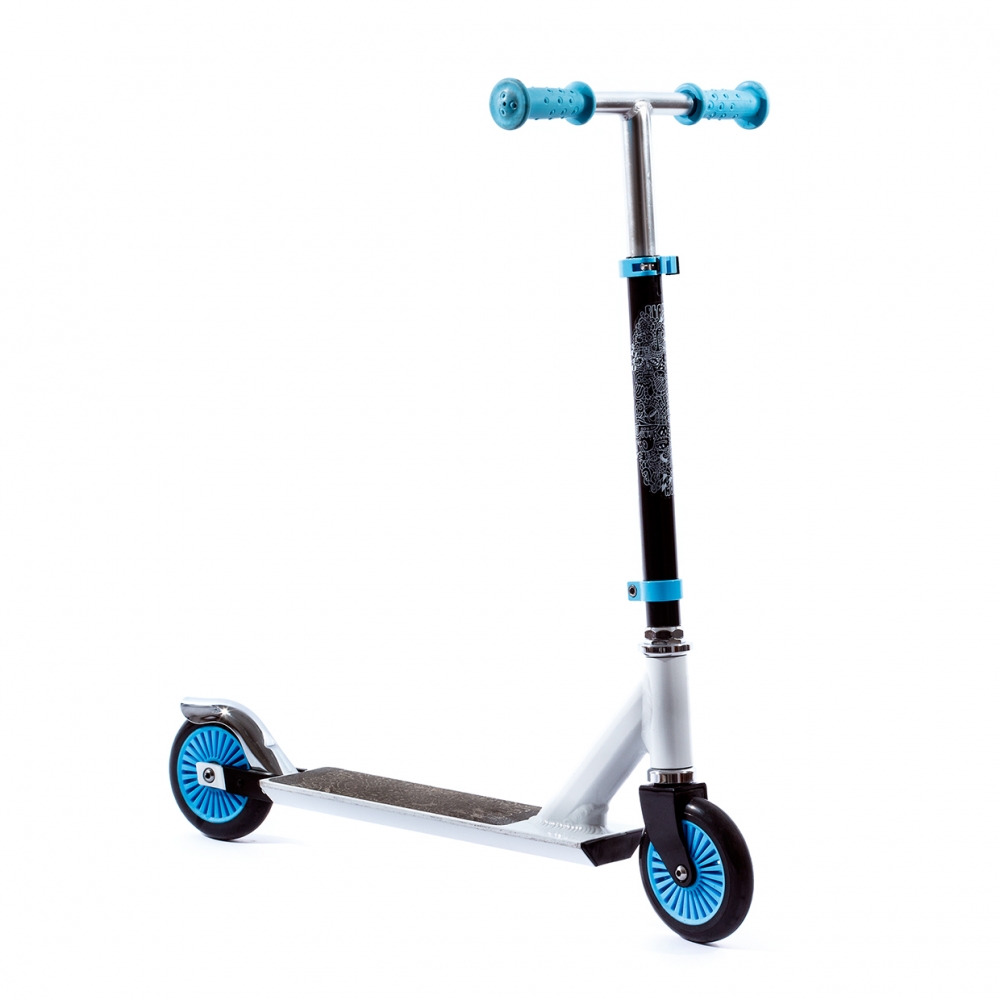 Imagen en la que se un patinete de dos ruedas con manillar