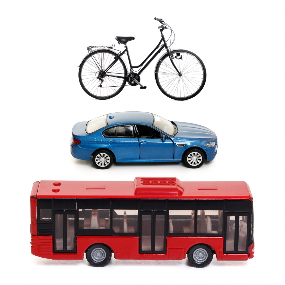 Imagen en la que se ven tres medios de transporte terrestre: un autobús, un coche y una bicicleta