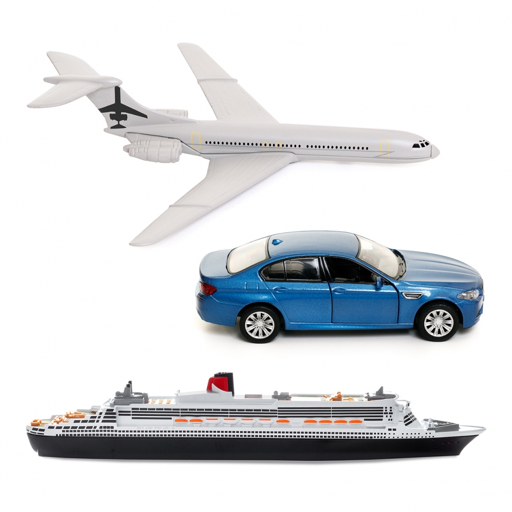 Imagen en la que se ven tres medios de transporte: avión, coche y barco