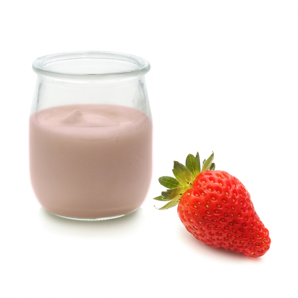Imagen en la que se ve un yogur de fresa