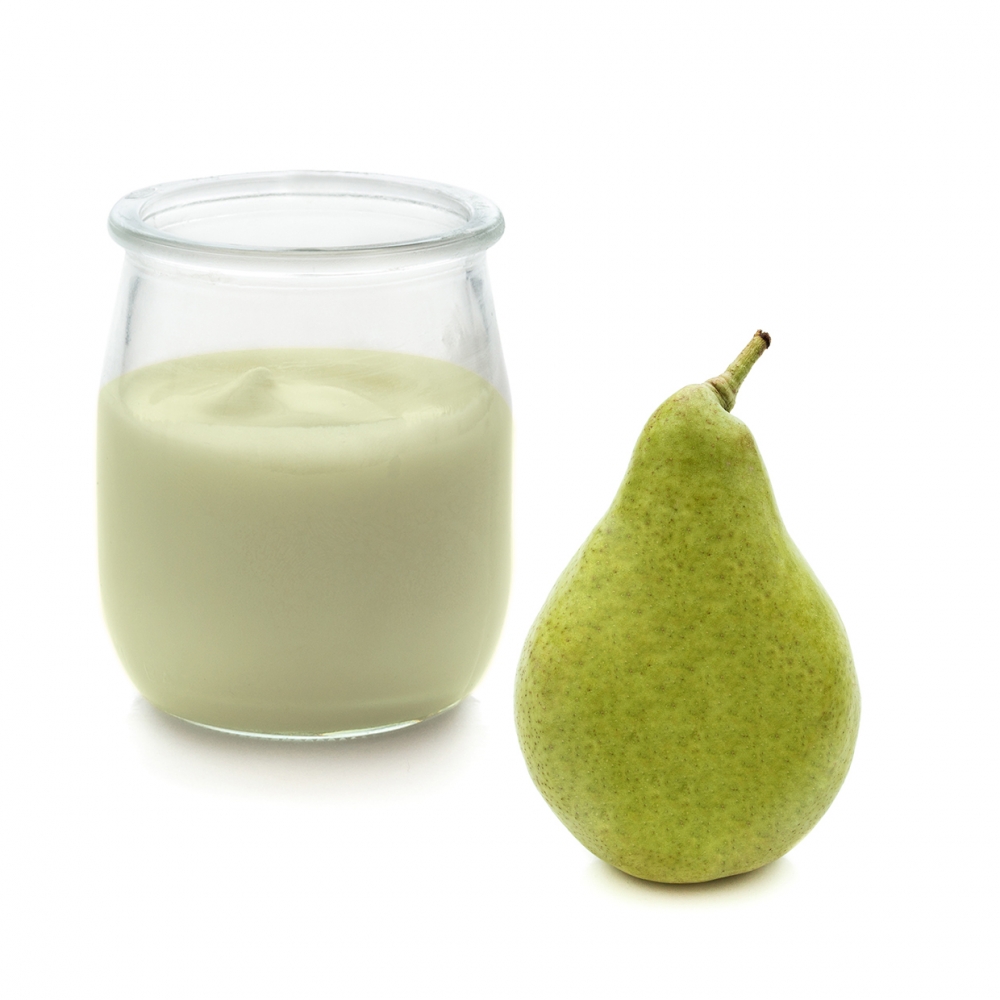 Imagen en la que se ve un yogur de pera