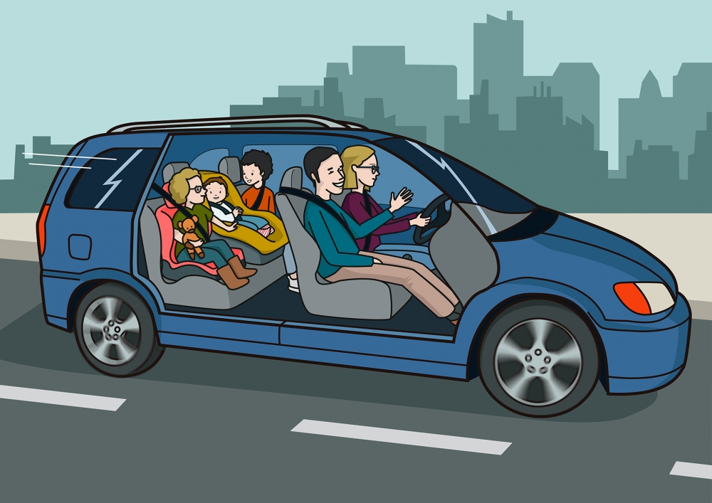 Una familia de cinco personas viajan en un coche
