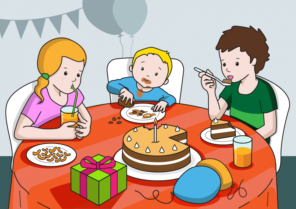En la escena, se observa a varios niños celebrando un cumpleaños en el comedor de su casa. La niña bebe un zumo de naranja y el niño come tarta de chocolate. El bebé coge con las manos un trozo de tarta y se la come. En la escena, se observan alimentos y utensilios relacionados con la comida.