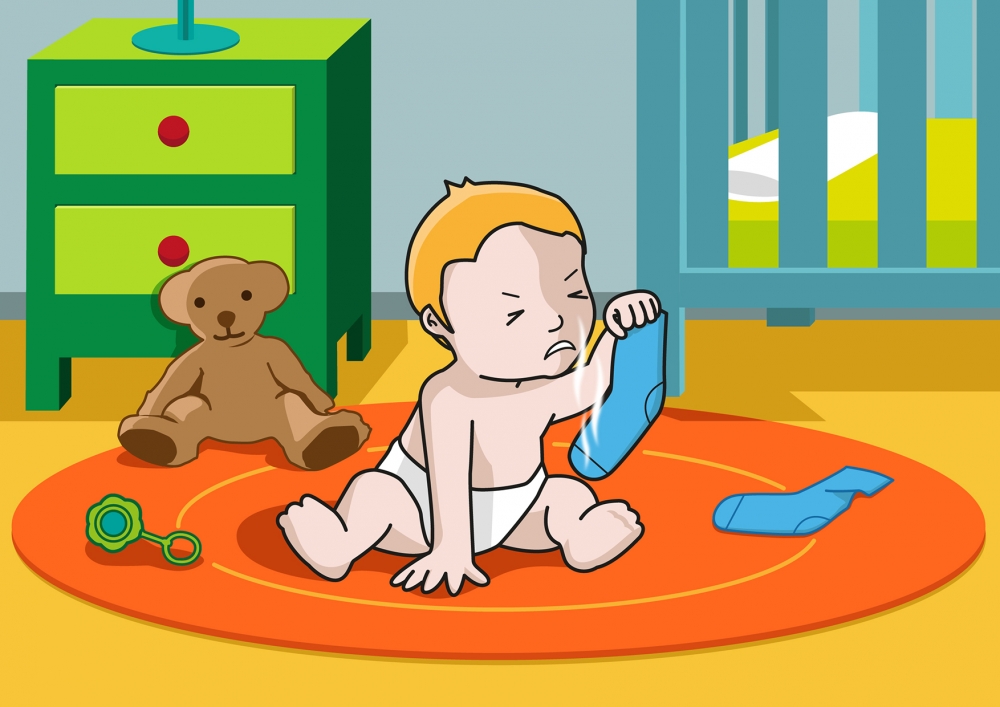 En la escena, se observa al bebé oliendo un calcetín sentado en la alfombra de su cuarto.