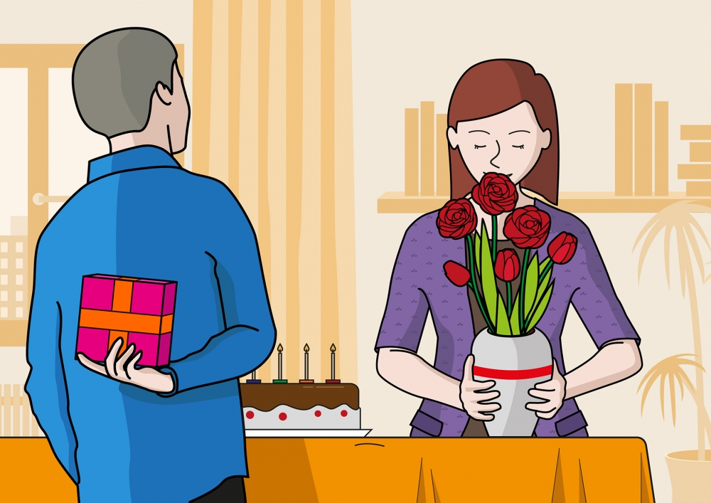 En la escena, se observa a la madre oliendo un ramo de flores que le han regalado para su cumpleaños. El padre, de espalda, está esperando para entregarle otro regalo. Sobre la mesa, podemos ver una tarta de cumpleaños.