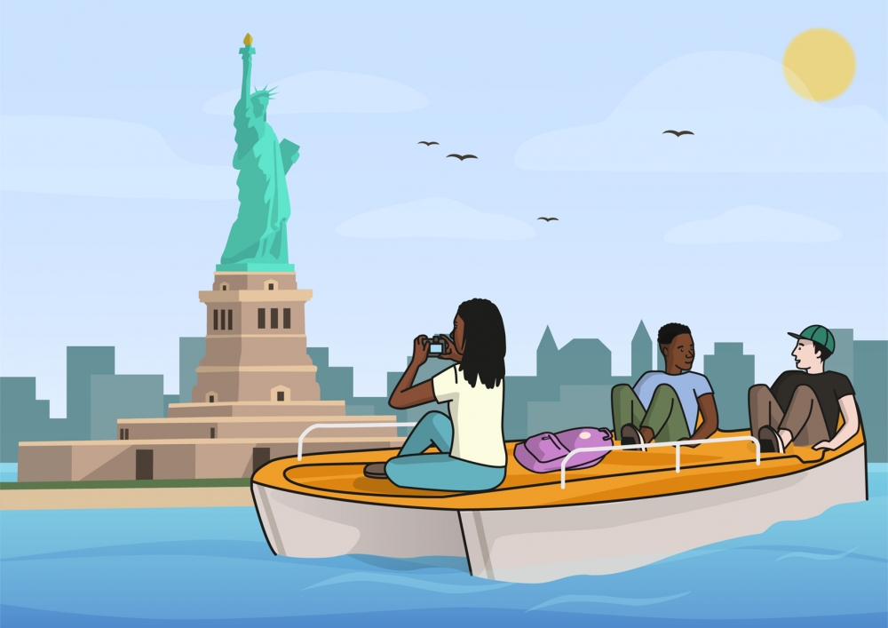 Unos chicos van en barca cerca de la Estatua de la Libertad en Nueva York