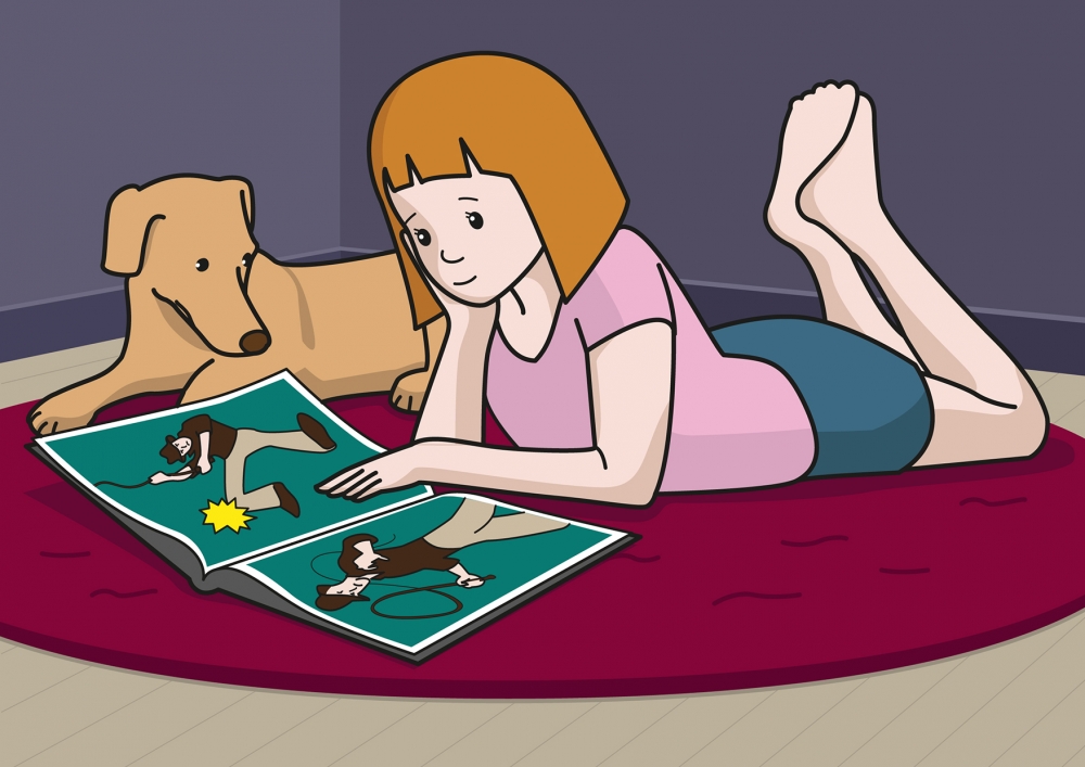 En la escena, se observa a una niña tumbada en la alfombra de su dormitorio leyendo un cómic de aventuras.