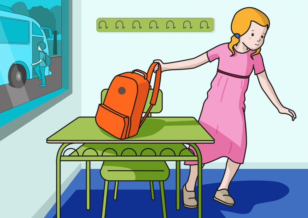 En la escena, se observa a una niña cogiendo la mochila que está situada encima de una mesa de su clase. En la ventana, se observa los niños que están ya subiendo al autobús para ir de excursión.