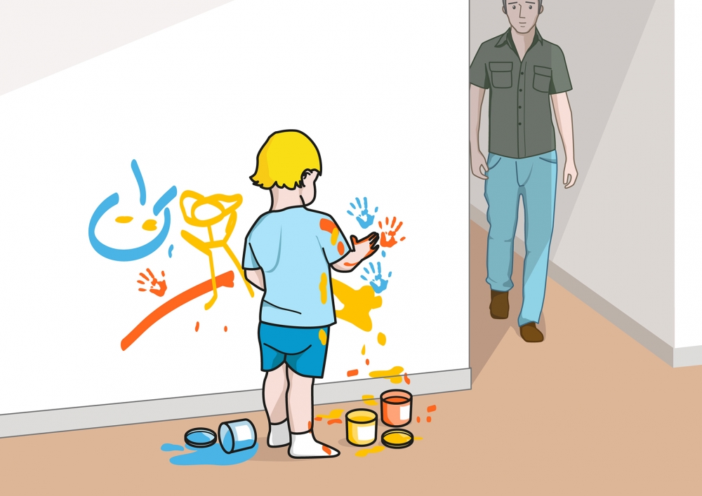 El bebé pinta la pared con pintura de dedos