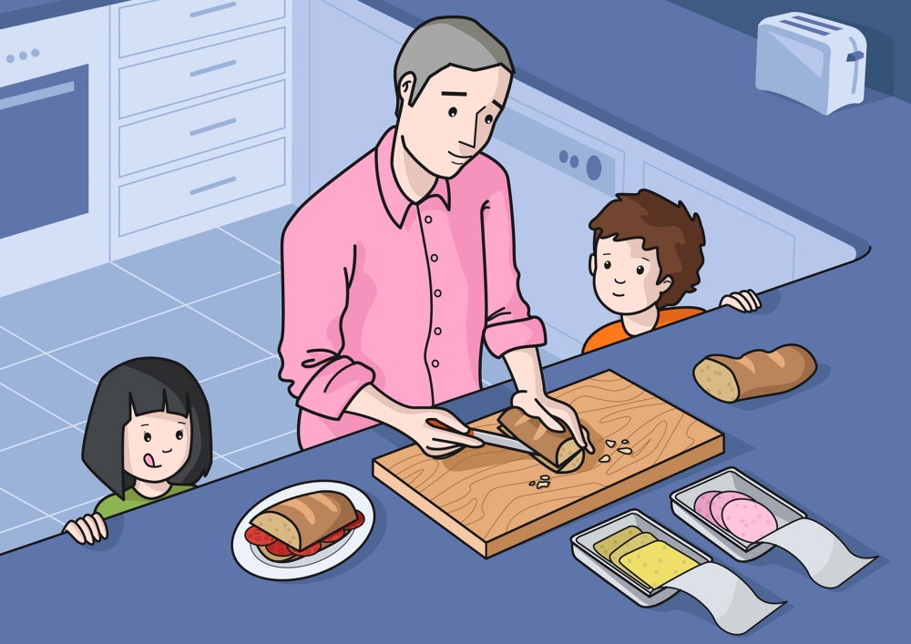 El  papá corta el pan para hacer un bocadillo a los niños