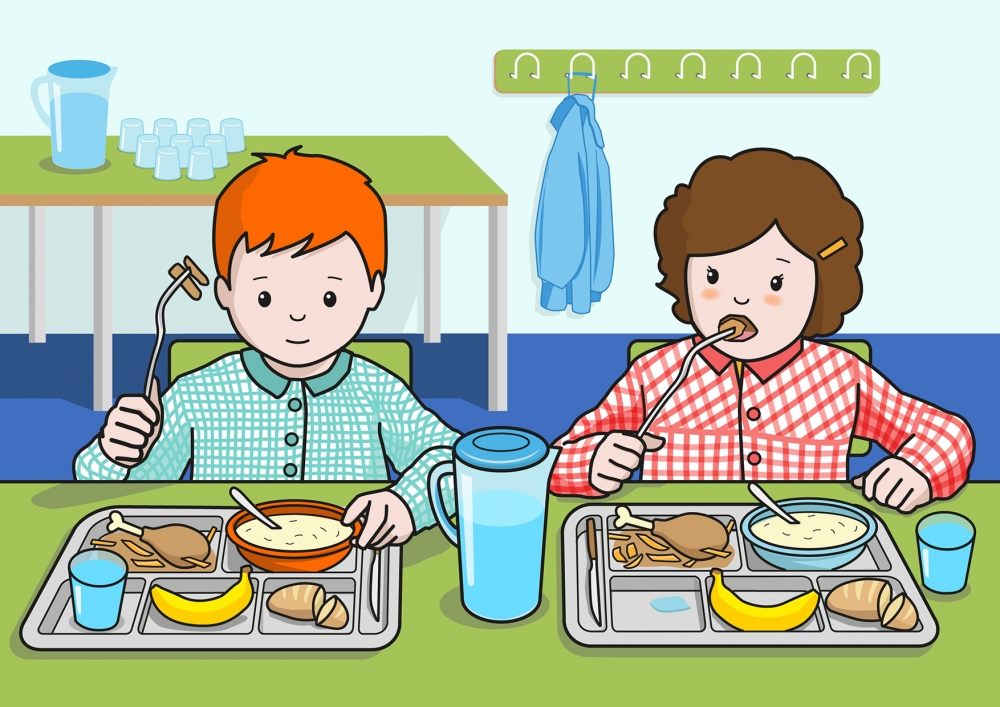 En la escena, se observa a un niño y a una niña comiendo pollo en el comedor del colegio.