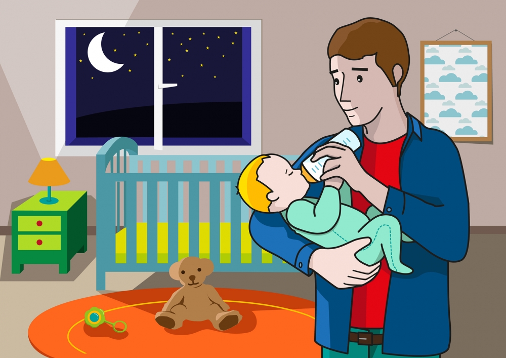 En la escena, se observa a un bebé bebiendo leche del biberón que le ofrece su padre. La escena se produce por la noche en la habitación del bebé.