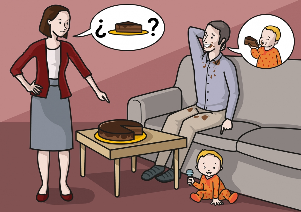 El papá ha comido un trozo de tarta, pero acusa al bebé de haberlo hecho 