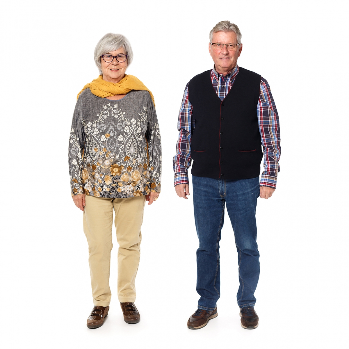 Imagen en la que se ve un hombre y una mujer mayores de cuerpo entero