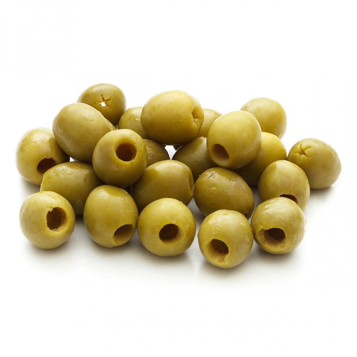 Imagen en la que se ve un montón de olivas verdes rellenas