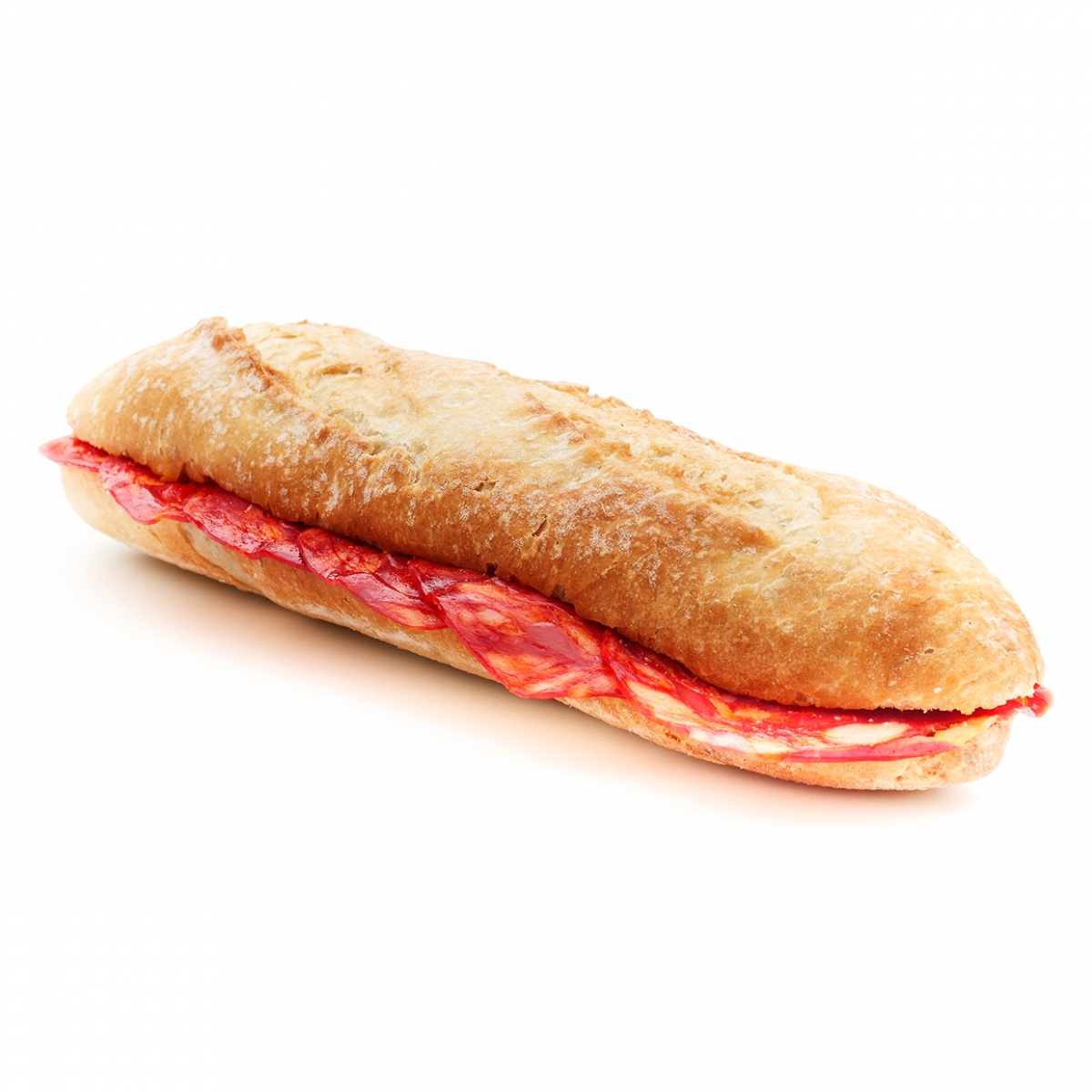 Imagen en la que se ve una barra de pan abierta por la mitad con rodajas de chorizo en su interior