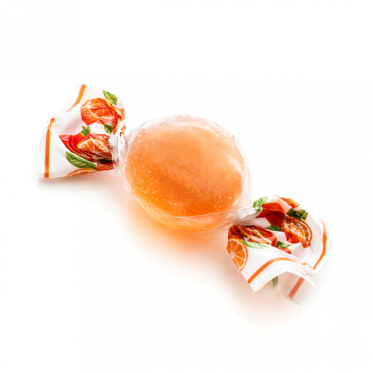 Imagen en la que se ve un caramelo de color naranja envuelto en plástico transparente