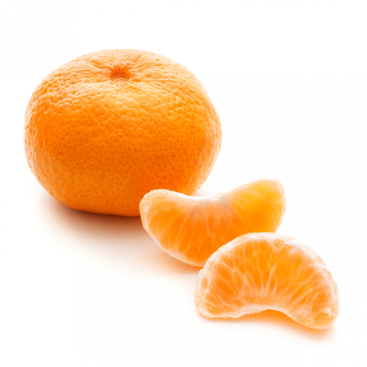 Imagen en la que se ve una mandarina y dos gajos delante de ella