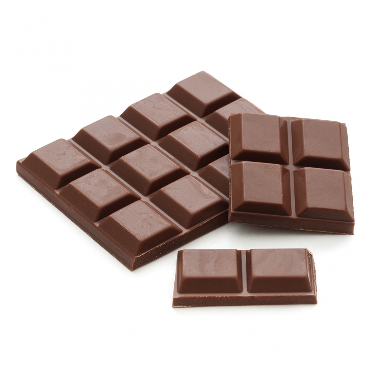 Imagen en la que se ve una tableta de chocolate negro y porciones de cuatro y dos delante y encima de ella