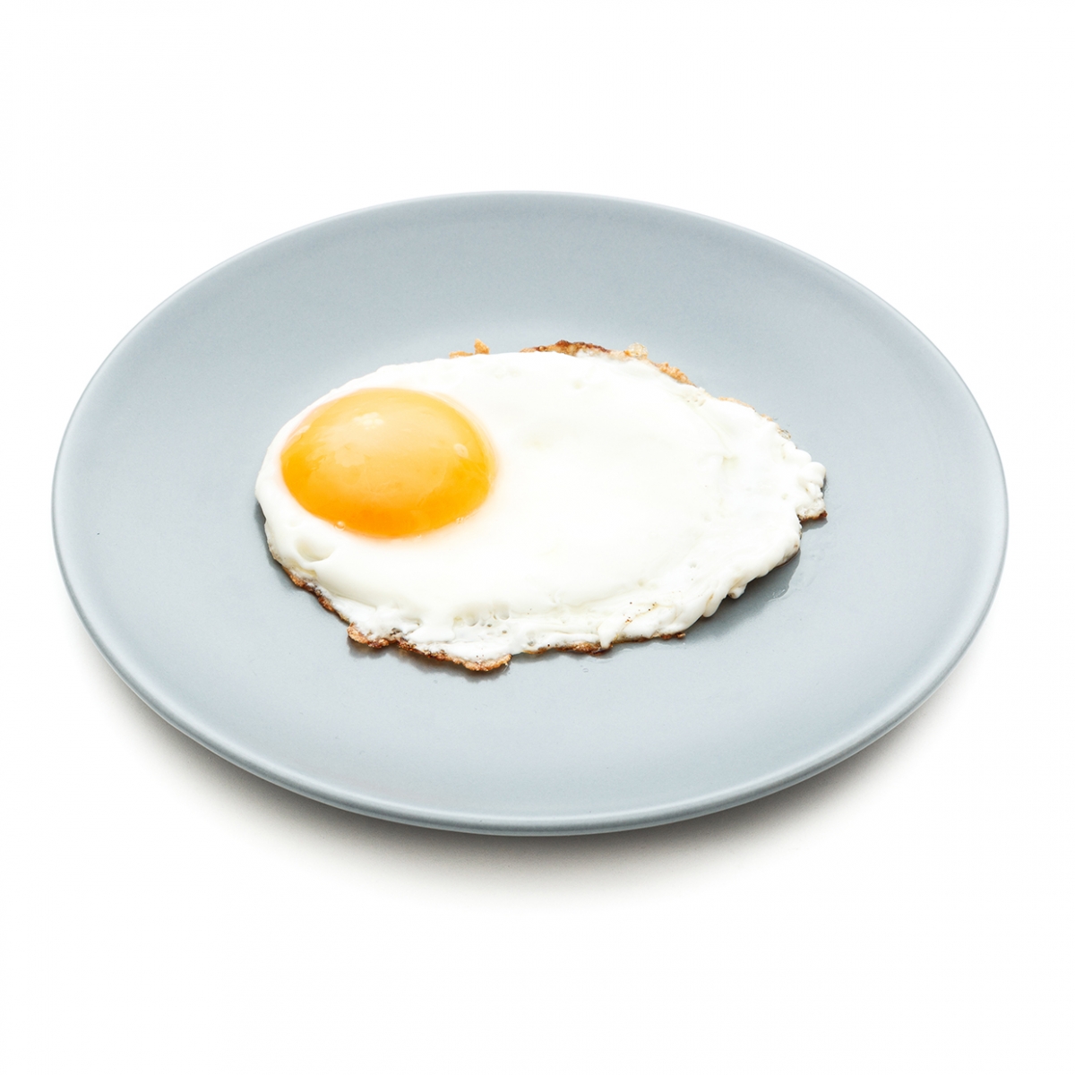 Imagen en la que se ve un plato con un huevo frito cocinado sobre él
