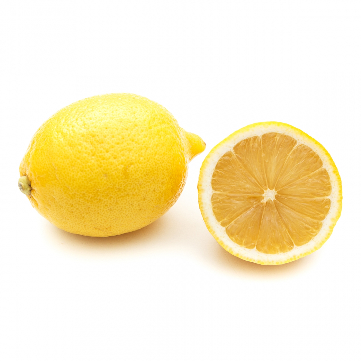 Imagen en la que se ve un limón entero y medio delante de él
