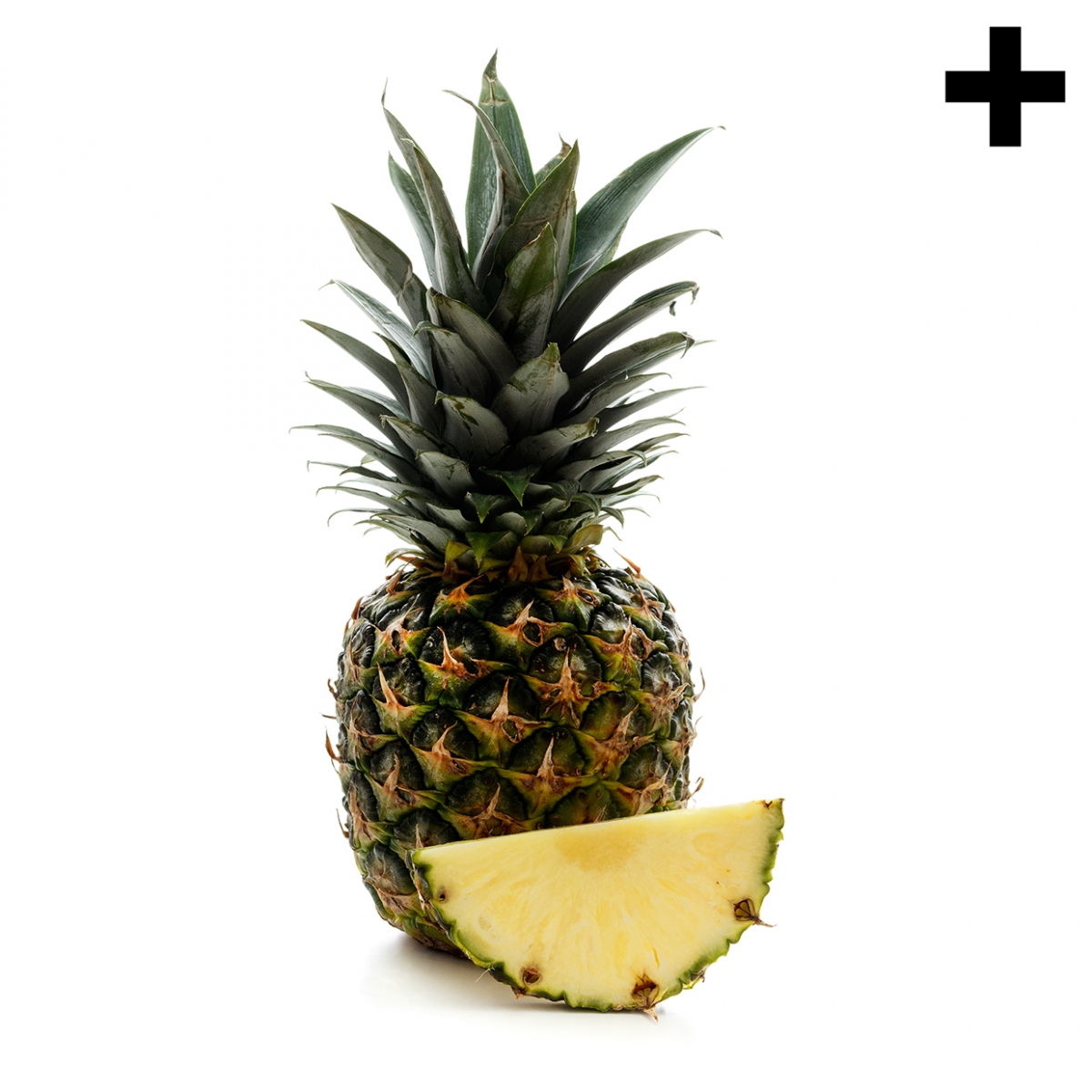 Imagen en la que se ve una piña entera al fondo y una rodaja al frente