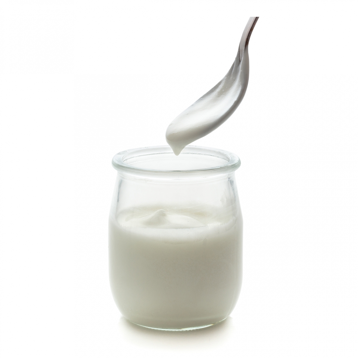 Imagen en la que se ve un recipiente de cristal con yogur en su interior y una cucharilla saliendo del mismo