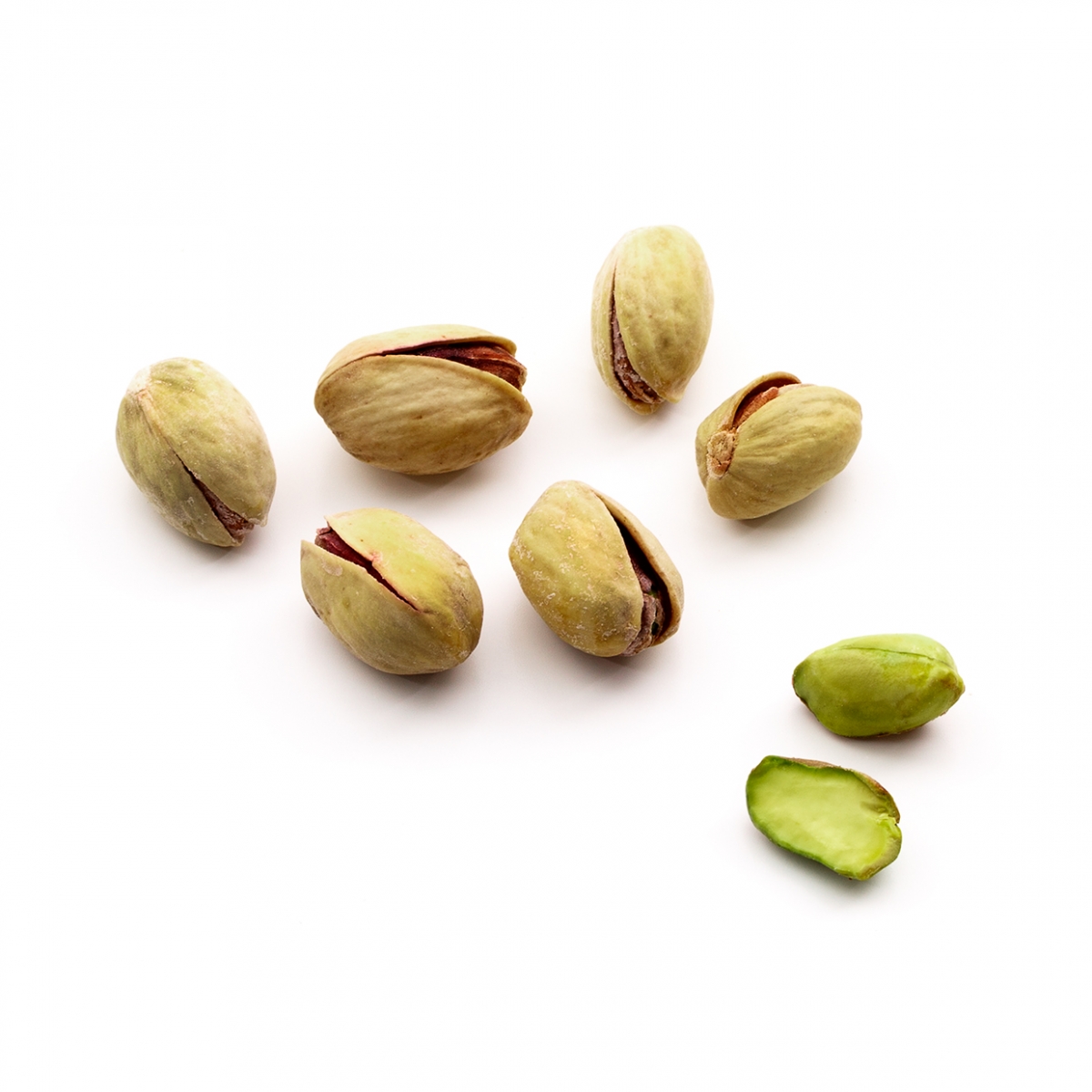 Imagen en la que se ven pistachos pelados y sin pelar