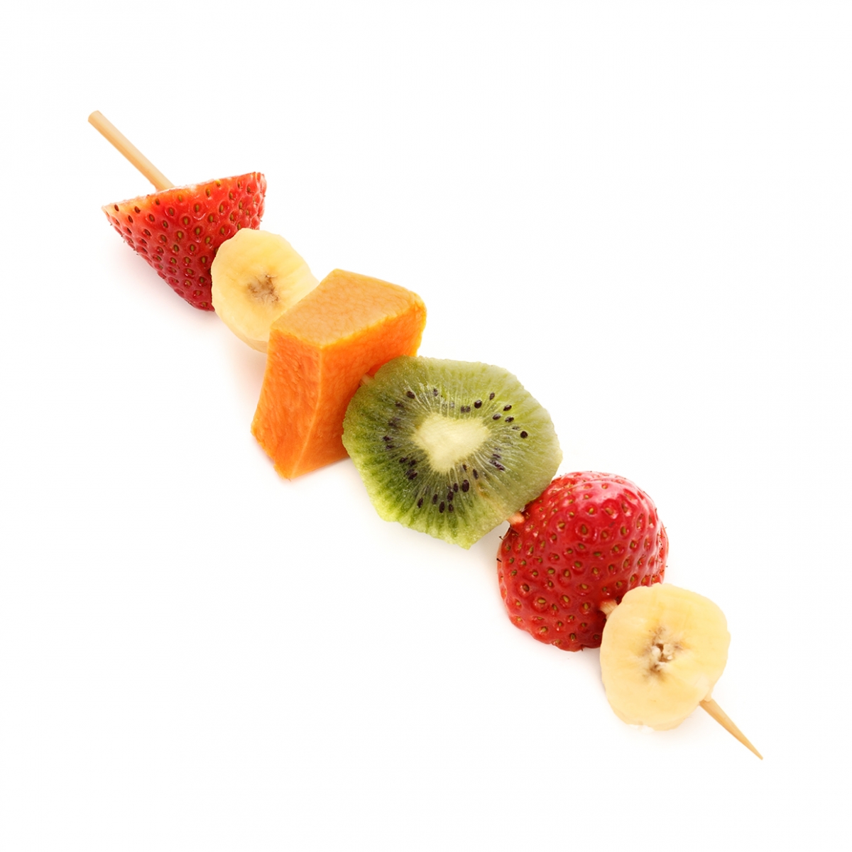 Imagen en la que se ve una brocheta de fruta