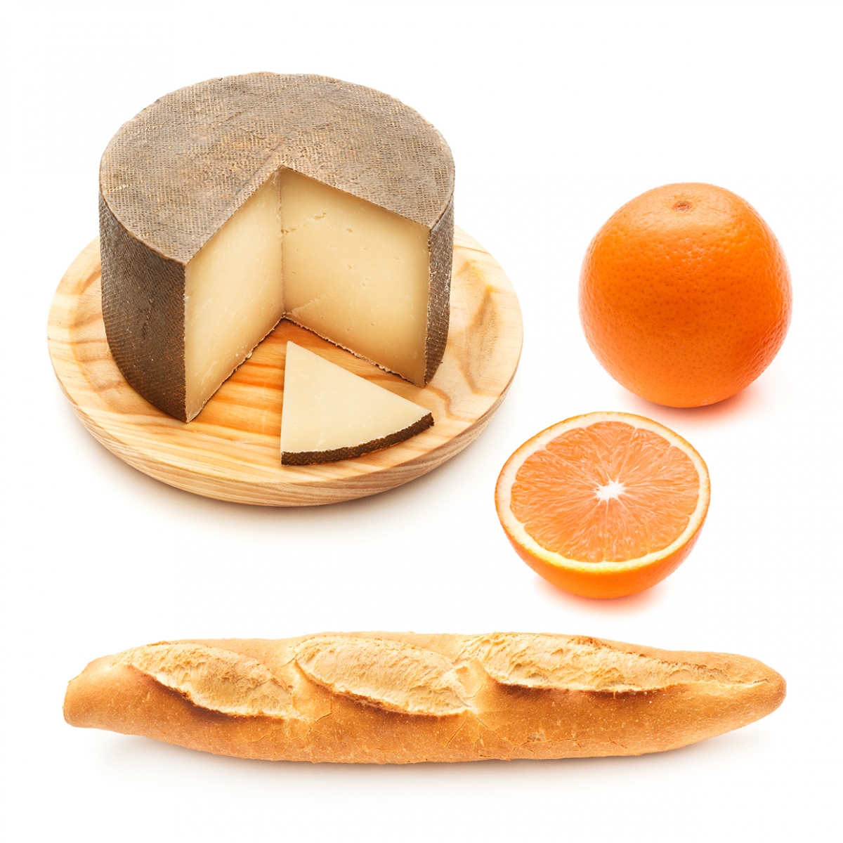 Imagen en la que se ve un queso, una barra de pan y una naranja