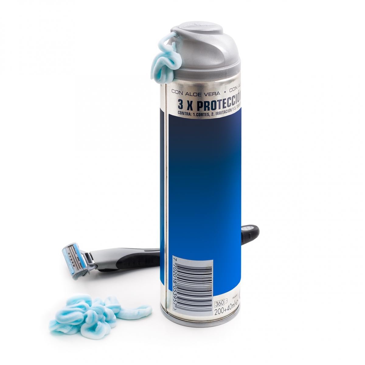 Imagen en la que se ve un bote de espuma de afeitar y una cuchilla de afeitar al fondo