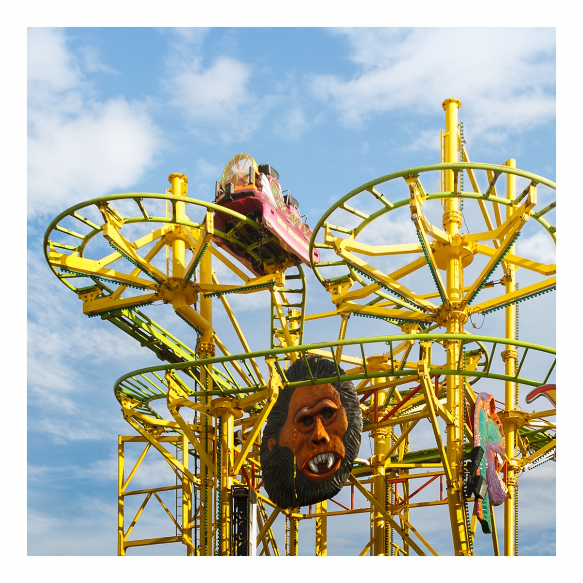 Imagen en la que se ve una montaña rusa