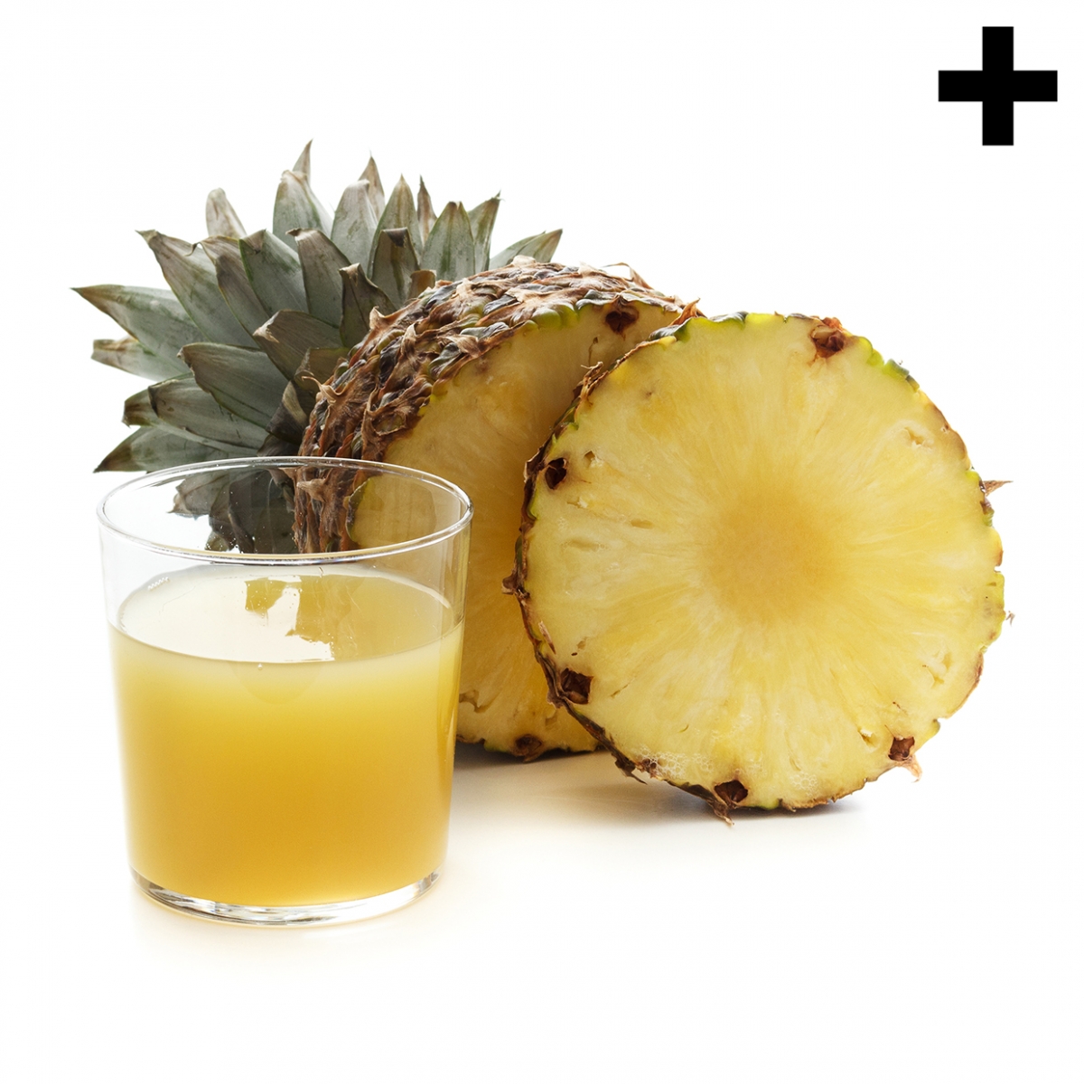 Imagen en la que se ve un vaso con zumo de piña y, a su lado, una piña entera y una rodaja delante.