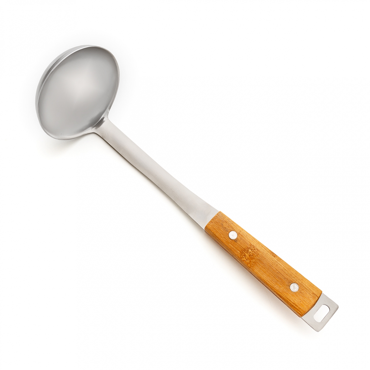 Imagen en la que se ve un cazo de cocina de metal plateada con mango de madera