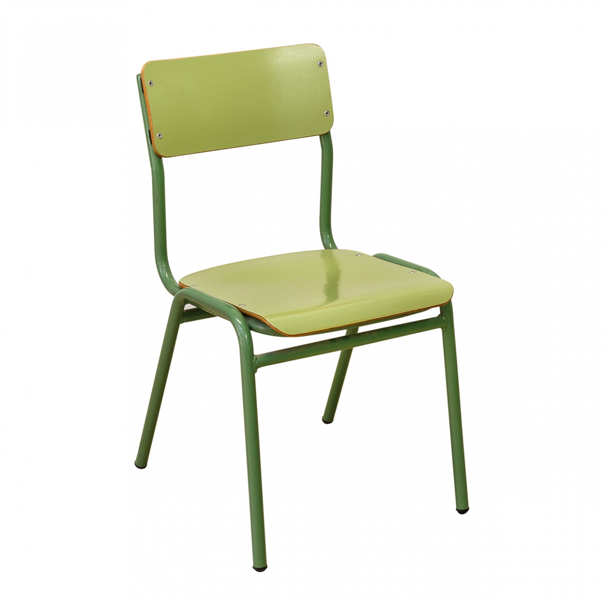 En la imagen aparece una silla verde de colegio