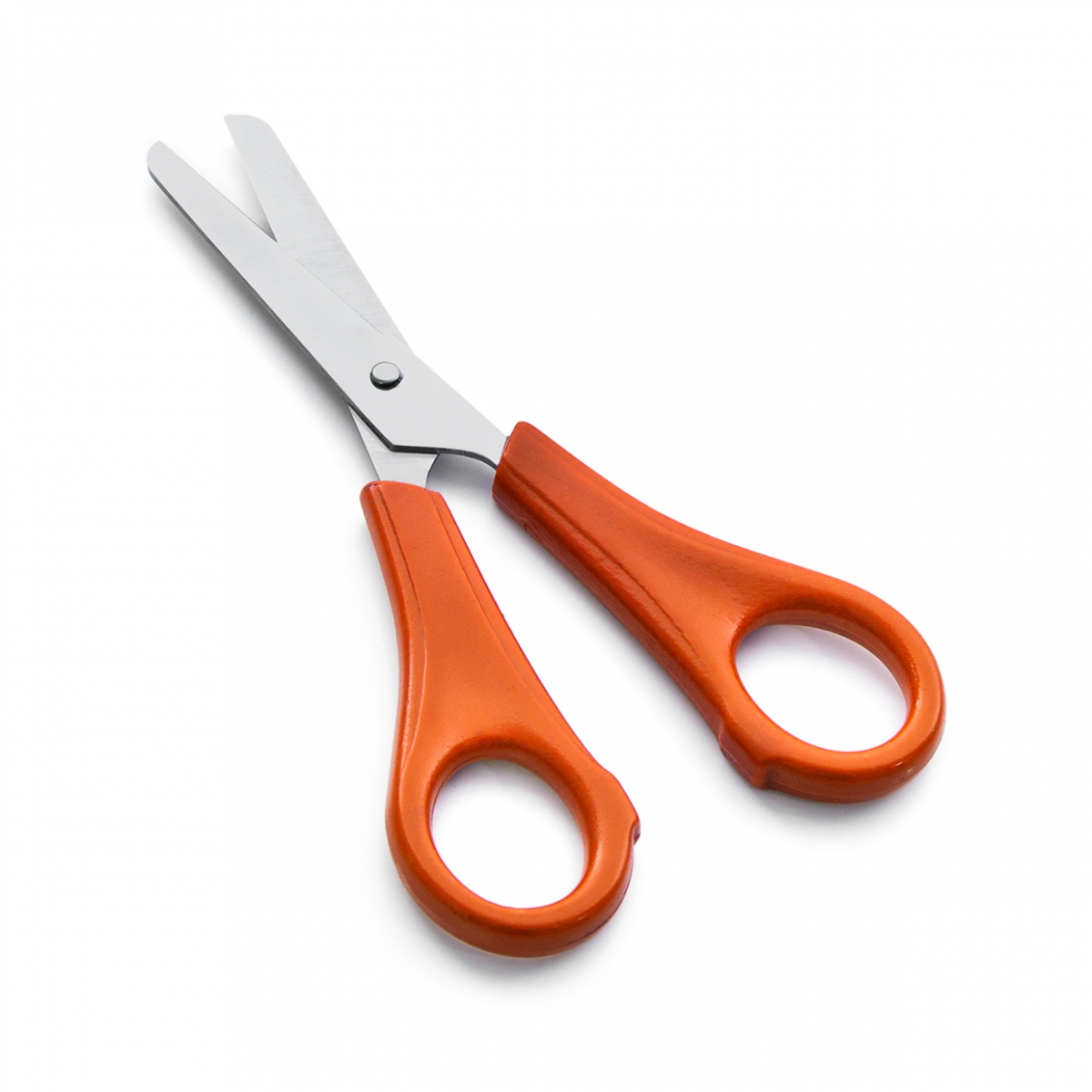 En la imagen se ve una tijera para niños